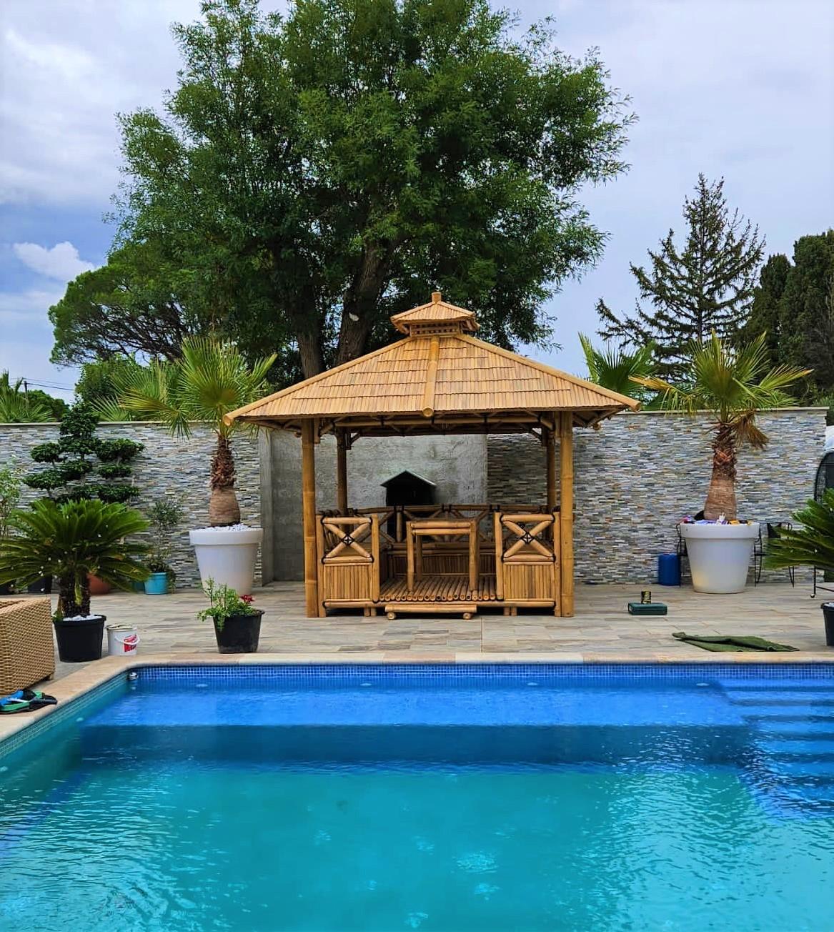 gazebo jardin, gazebo avec banquettes et table, gazebo extérieur, gazebo en bois, gazebo en métal, gazebo avec mobilier, gazebo moderne, gazebo terrasse, gazebo avec coussins, gazebo avec sièges, gazebo avec canapé, gazebo avec table de repas.