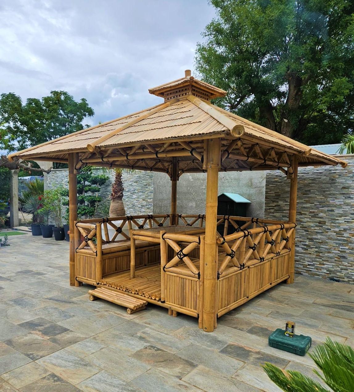 gazebo jardin, gazebo avec banquettes et table, gazebo extérieur, gazebo en bois, gazebo en métal, gazebo avec mobilier, gazebo moderne, gazebo terrasse, gazebo avec coussins, gazebo avec sièges, gazebo avec canapé, gazebo avec table de repas.