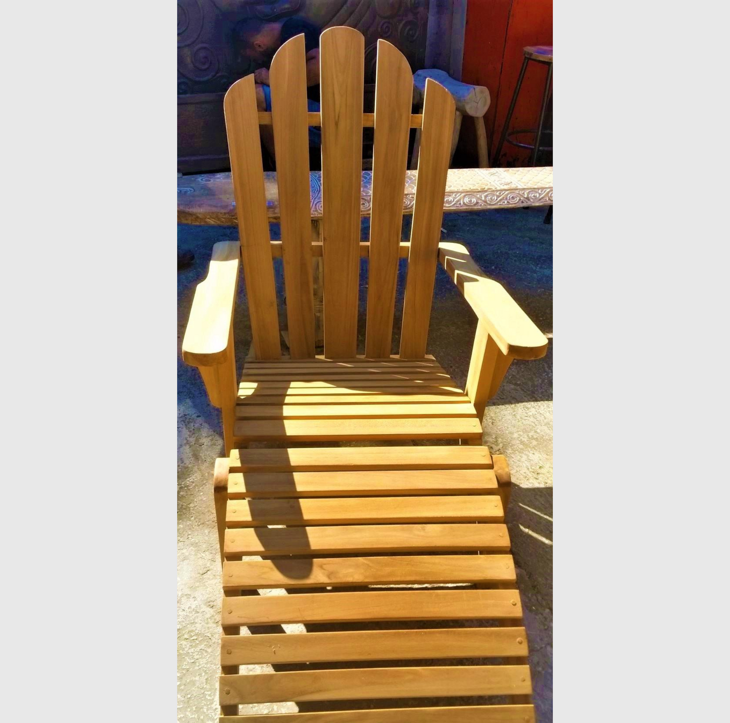 Fauteuil Adirondack en teck avec repose-pieds amovible, confortable et élégant, résistant aux intempéries pour l'extérieur.