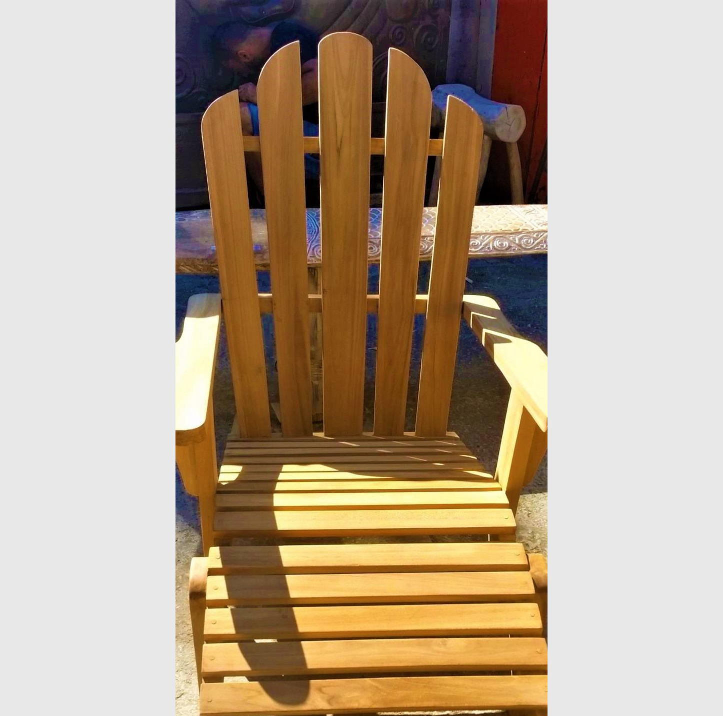 Fauteuil Adirondack en teck avec repose-pieds amovible, confortable et élégant, résistant aux intempéries pour l'extérieur.