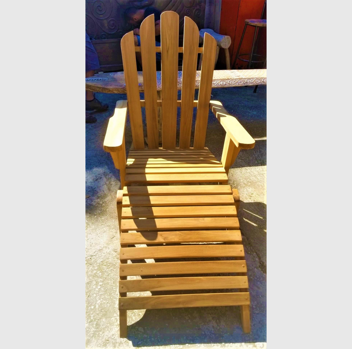Fauteuil Adirondack en teck avec repose-pieds amovible, confortable et élégant, résistant aux intempéries pour l'extérieur.