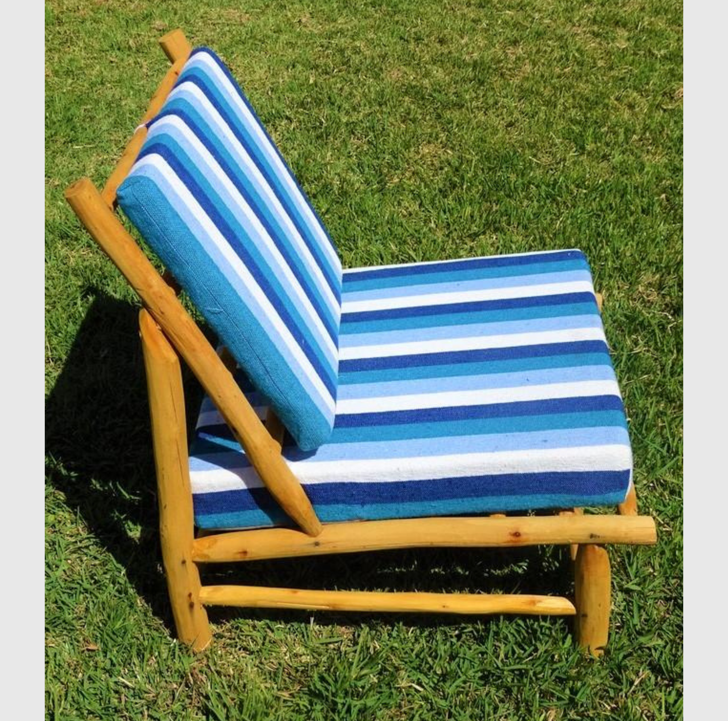 fauteuil bas en bois d'eucalyptus, fauteuil bas en bois, fauteuil en eucalyptus avec coussins bleu et blanc, fauteuil en bois d'eucalyptus, fauteuil extérieur en eucalyptus, fauteuil bas bois naturel, fauteuil bas avec coussins confort, fauteuil bois d'eucalyptus design, fauteuil en bois d'eucalyptus pour jardin, fauteuil bas en bois pour terrasse, fauteuil d'extérieur en bois d'eucalyptus, fauteuil en bois d'eucalyptus avec coussins, fauteuil bas en bois avec coussins, fauteuil en eucalyptus confortable.