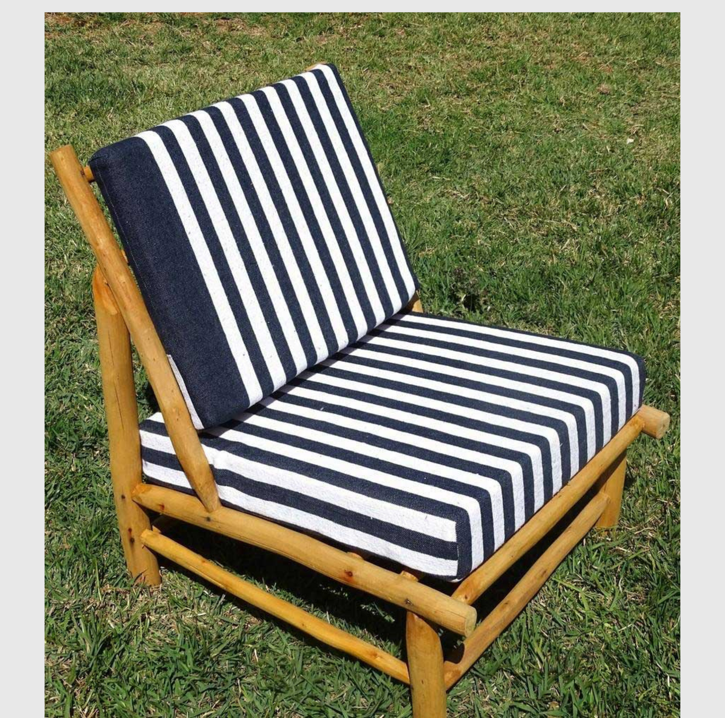 fauteuil bas en bois d'eucalyptus, fauteuil bas en bois, fauteuil en eucalyptus avec coussins bleu et blanc, fauteuil en bois d'eucalyptus, fauteuil extérieur en eucalyptus, fauteuil bas bois naturel, fauteuil bas avec coussins confort, fauteuil bois d'eucalyptus design, fauteuil en bois d'eucalyptus pour jardin, fauteuil bas en bois pour terrasse, fauteuil d'extérieur en bois d'eucalyptus, fauteuil en bois d'eucalyptus avec coussins, fauteuil bas en bois avec coussins, fauteuil en eucalyptus confortable.