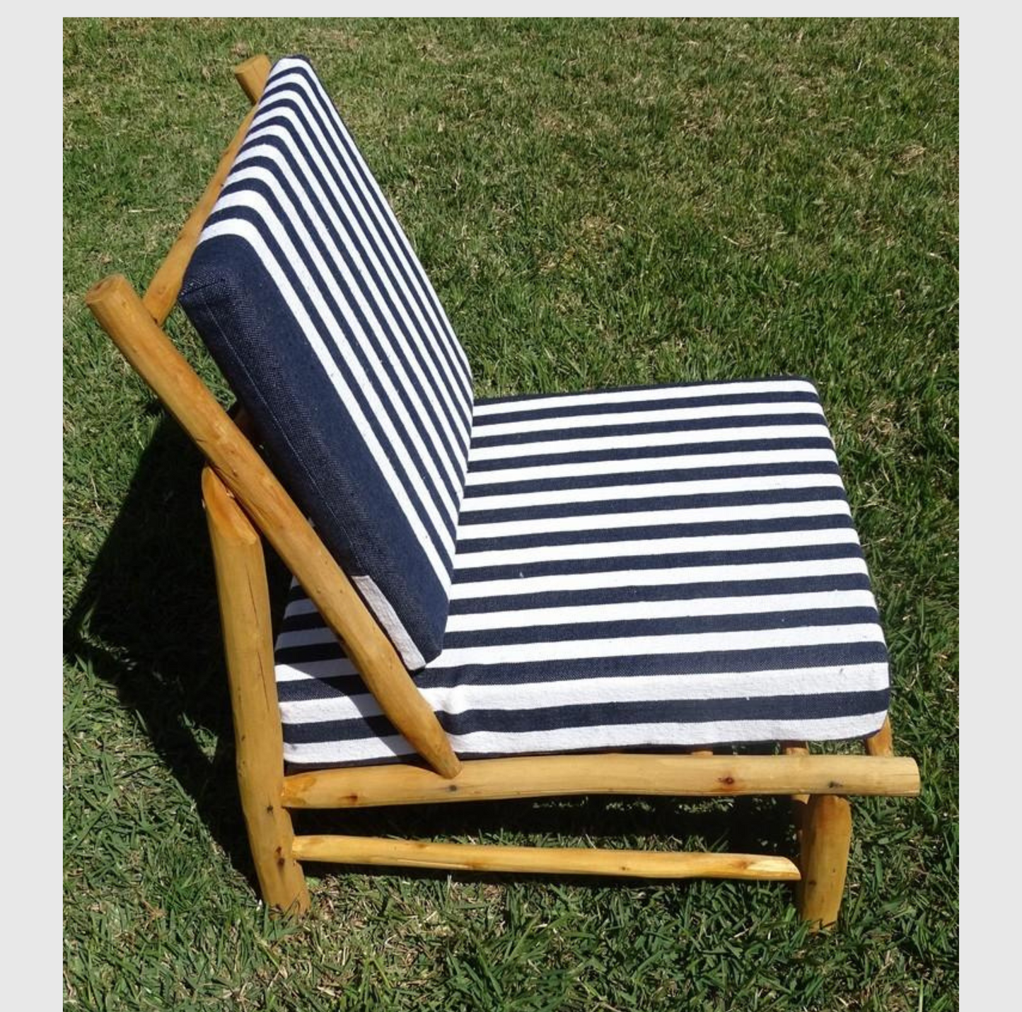 fauteuil bas en bois d'eucalyptus, fauteuil bas en bois, fauteuil en eucalyptus avec coussins bleu et blanc, fauteuil en bois d'eucalyptus, fauteuil extérieur en eucalyptus, fauteuil bas bois naturel, fauteuil bas avec coussins confort, fauteuil bois d'eucalyptus design, fauteuil en bois d'eucalyptus pour jardin, fauteuil bas en bois pour terrasse, fauteuil d'extérieur en bois d'eucalyptus, fauteuil en bois d'eucalyptus avec coussins, fauteuil bas en bois avec coussins, fauteuil en eucalyptus confortable.