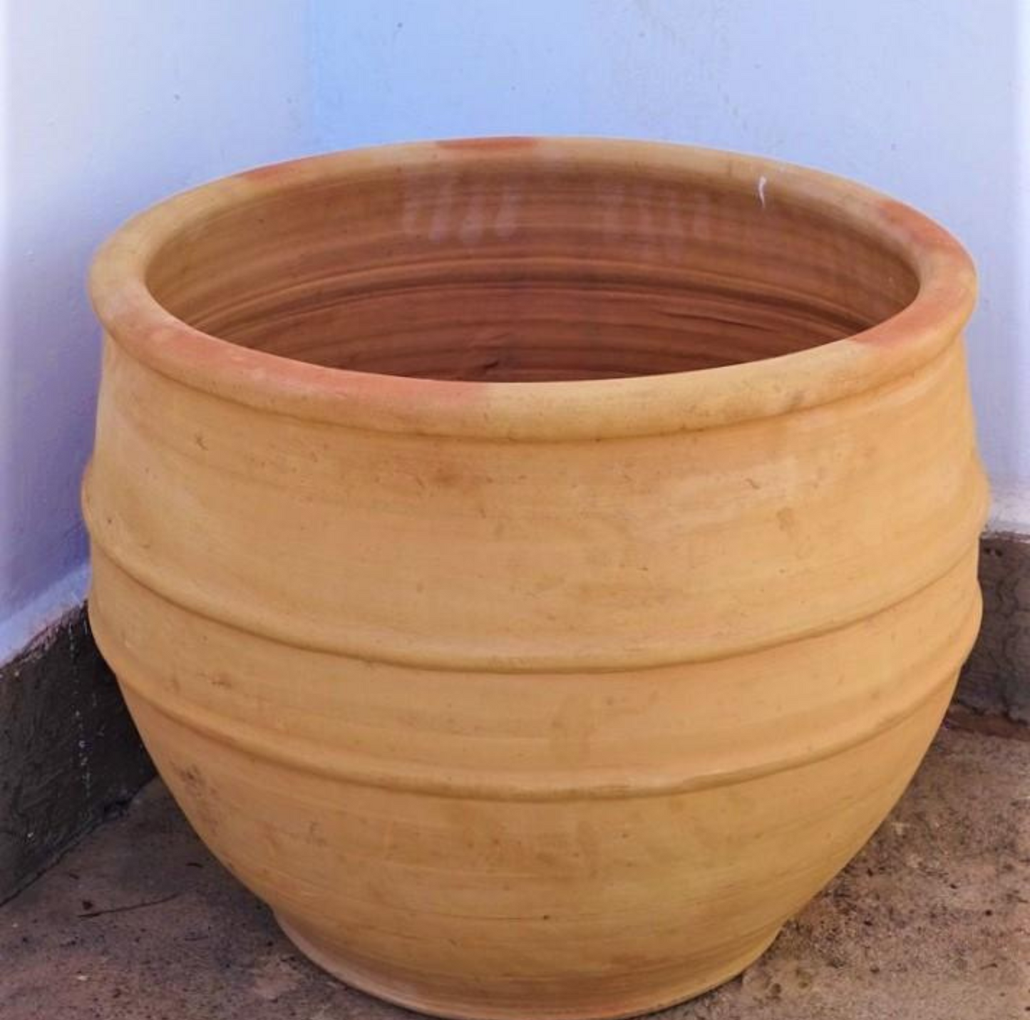 Grand pot en terre cuite marocain, 60 cm diamètre, 50 cm hauteur, fabriqué à la main, pour extérieur, idéal pour grandes plantes et arbustes, élégant et durable.