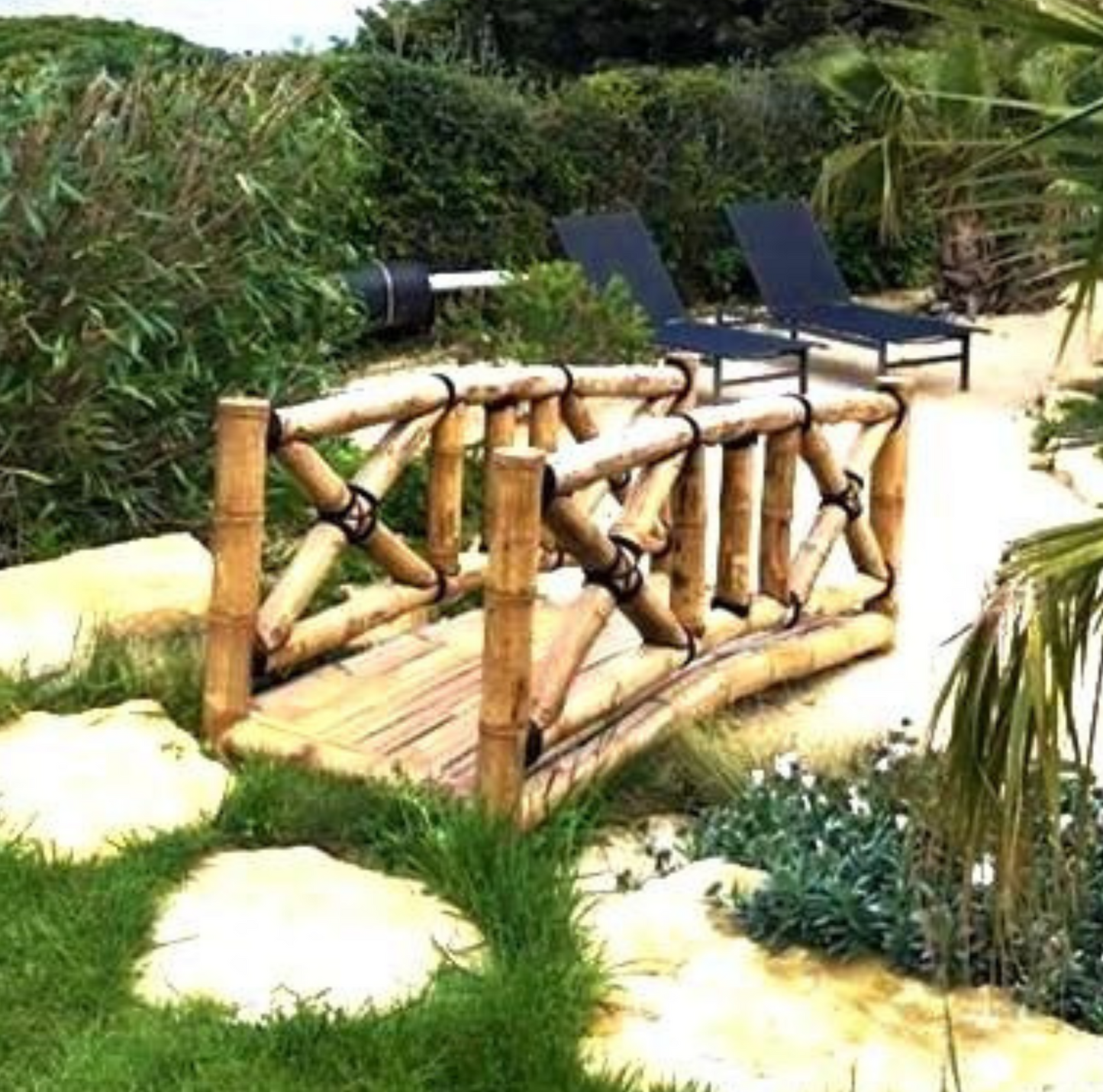 Pont en bambou naturel pour jardin, 200x90x90 cm, parfait pour ruisseau, décoration zen ou extérieur.
