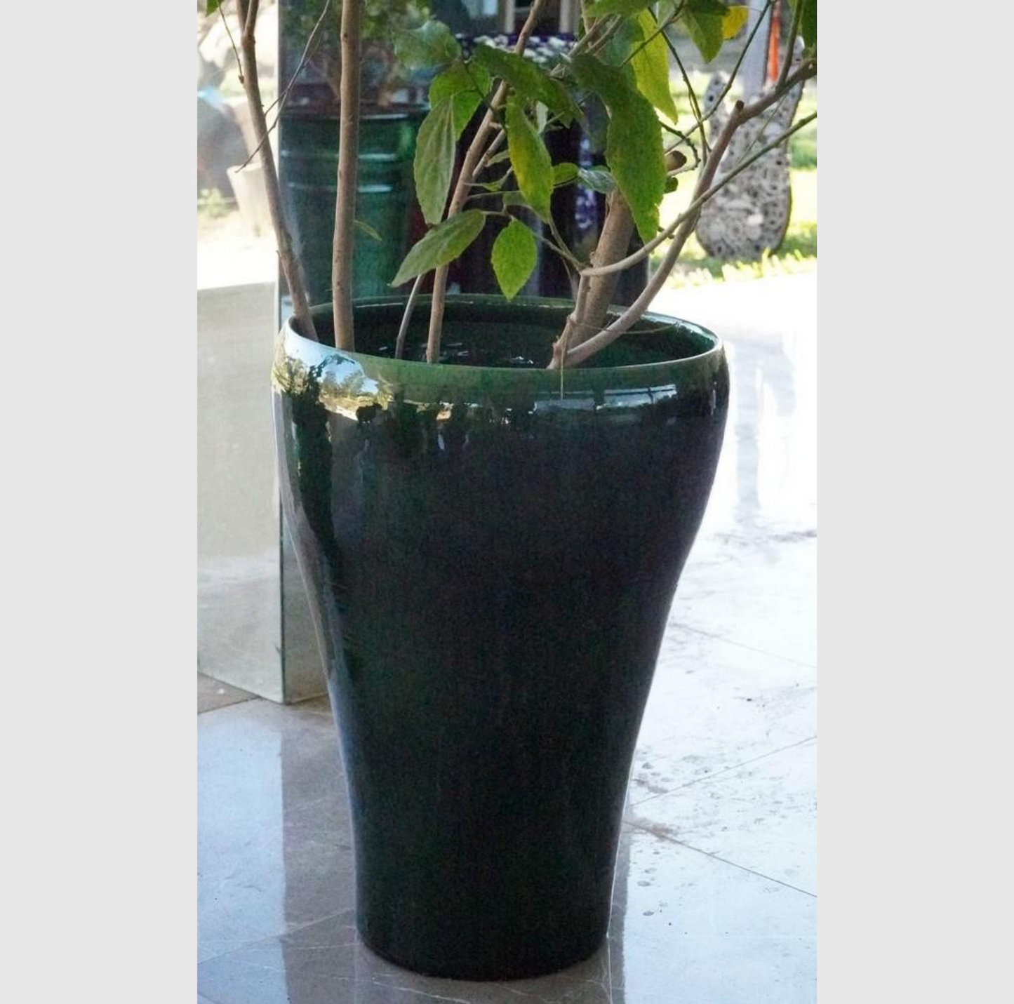 Pots en terre cuite émaillée verte de 3 tailles différentes, idéals pour l'intérieur et extérieur, offrant une finition brillante et moderne.