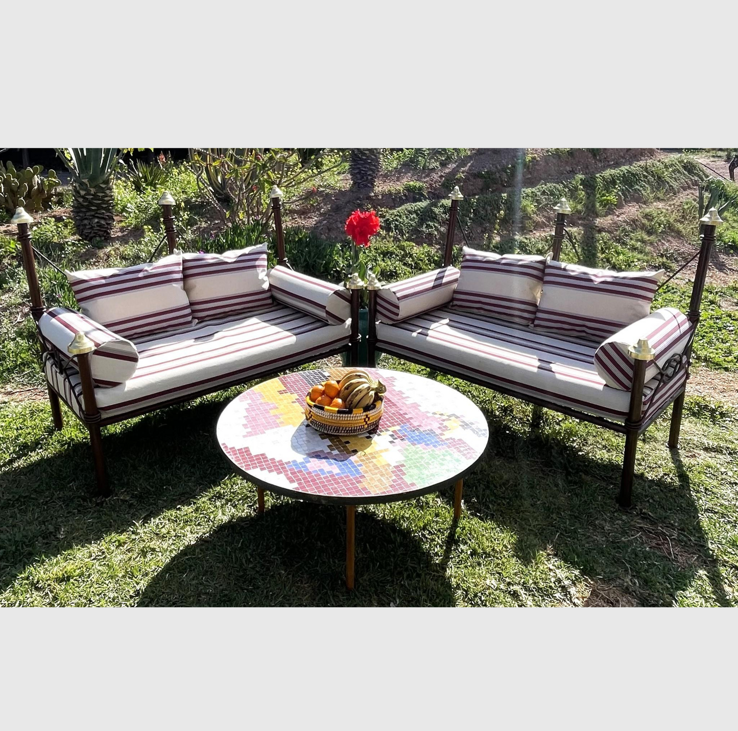 Salon de Jardin en Fer Forgé avec Deux Banquettes, Tissus Rouge et Blanc