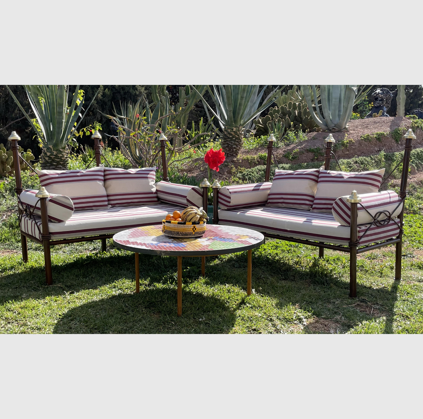 Salon de Jardin en Fer Forgé avec Deux Banquettes, Tissus Rouge et Blanc