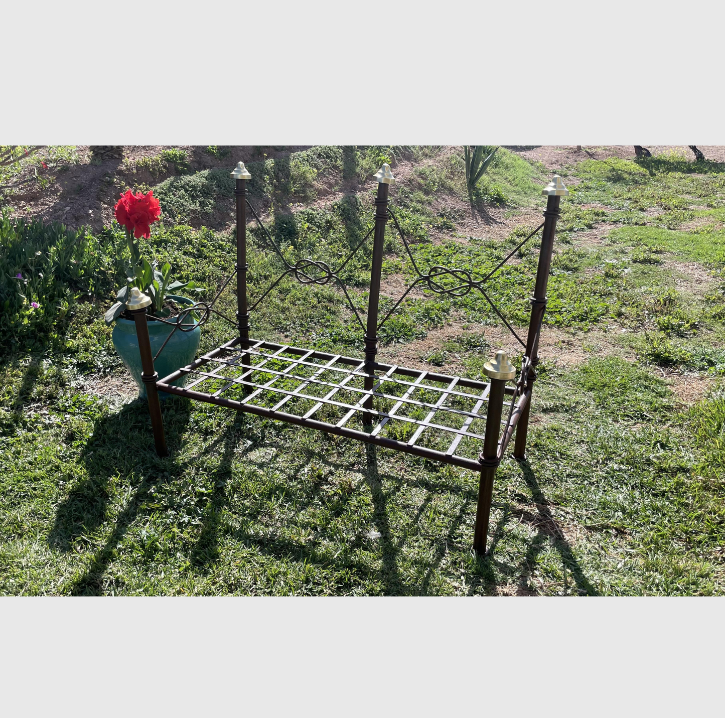 Salon de Jardin en Fer Forgé avec Deux Banquettes, Tissus Rouge et Blanc