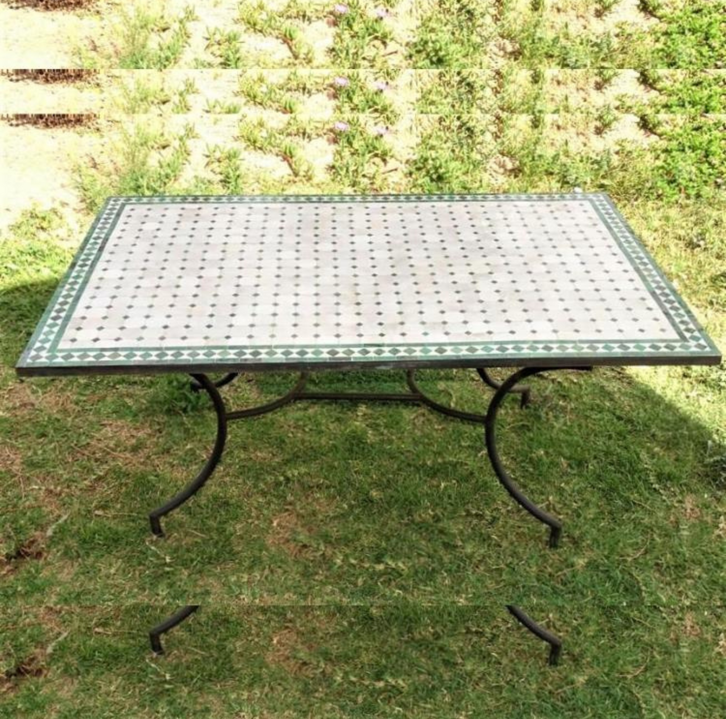 Table rectangulaire en zellige vert et blanc, artisanat marocain, idéale pour repas et décoration intérieure moderne et élégante.