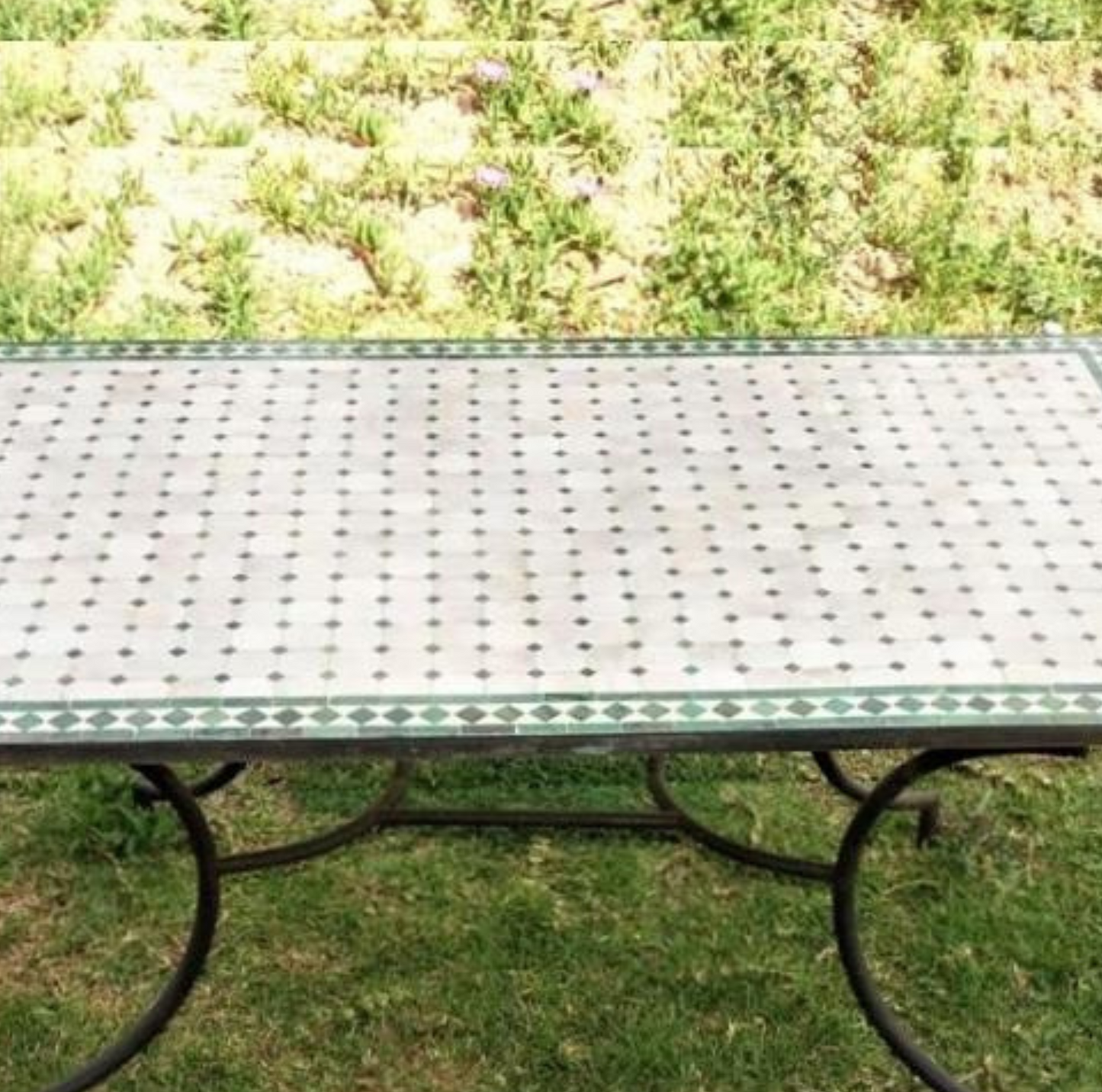 Table rectangulaire en zellige vert et blanc, artisanat marocain, idéale pour repas et décoration intérieure moderne et élégante.