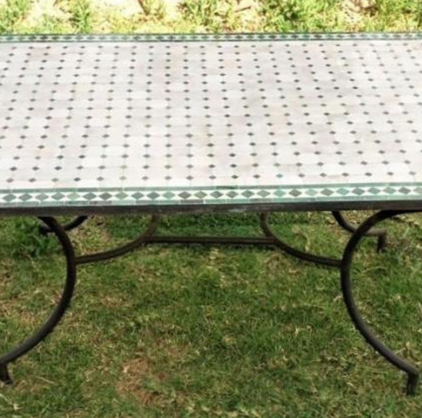 Table rectangulaire en zellige vert et blanc, artisanat marocain, idéale pour repas et décoration intérieure moderne et élégante.