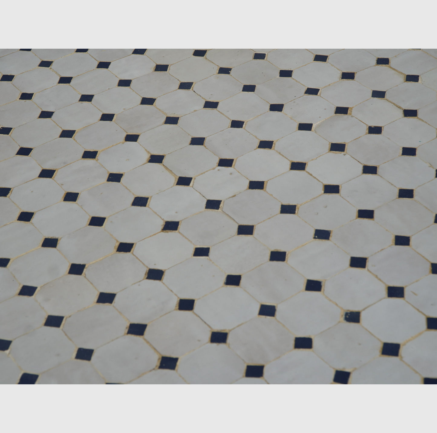 Table en Zellige Beige avec Frise et Cabochons Bleus – 130 cm
