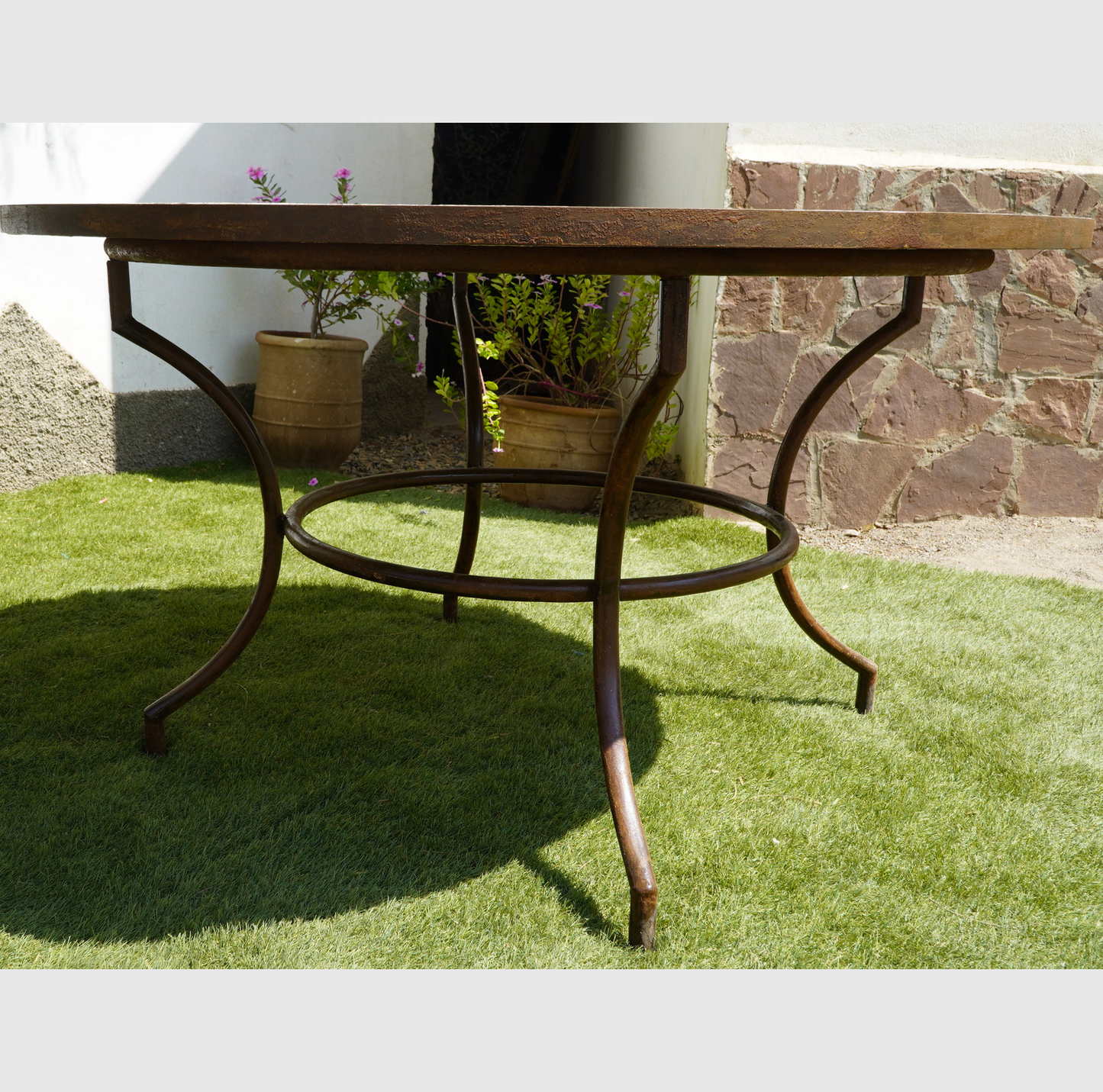 Table en Zellige Beige avec Frise et Cabochons Bleus – 130 cm