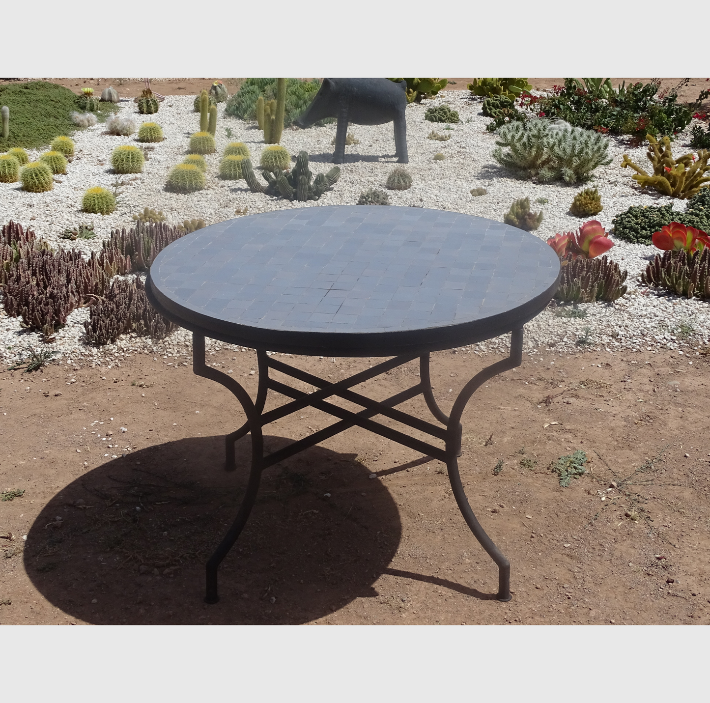 Table ronde en zellige gris, 100 cm de diamètre, 75 cm de hauteur, mosaïque artisanale marocaine, piètement en fer forgé.