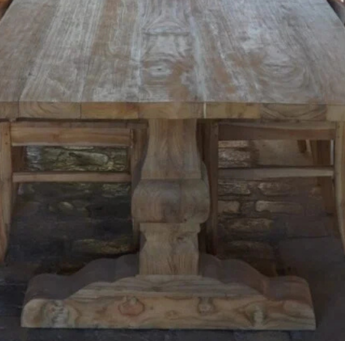 Table à manger en bois de teck recyclé, 12-14 personnes, pieds sculptés inspirés du XVIIe siècle, finition lisse et grain naturel, pièce robuste et élégante.