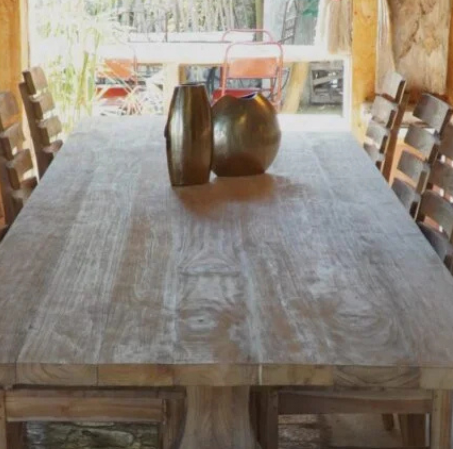 Table à manger en bois de teck recyclé, 12-14 personnes, pieds sculptés inspirés du XVIIe siècle, finition lisse et grain naturel, pièce robuste et élégante.