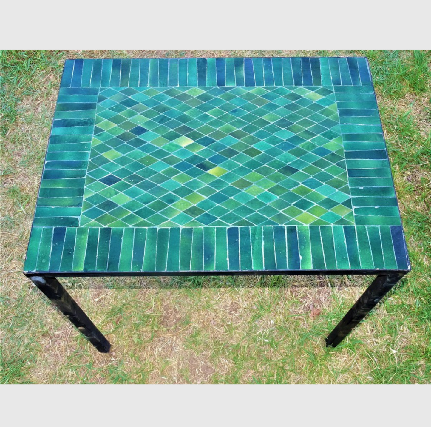Table en zellige rectangulaire marocaine, 80x60 cm, mosaïque artisanale, piètement en fer forgé.