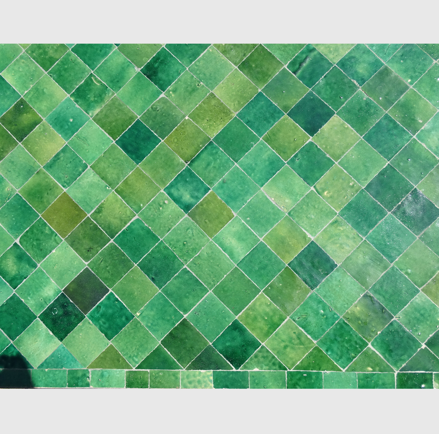 Table en zellige vert, 160x90 cm, mosaïque artisanale, piètement en fer forgé.