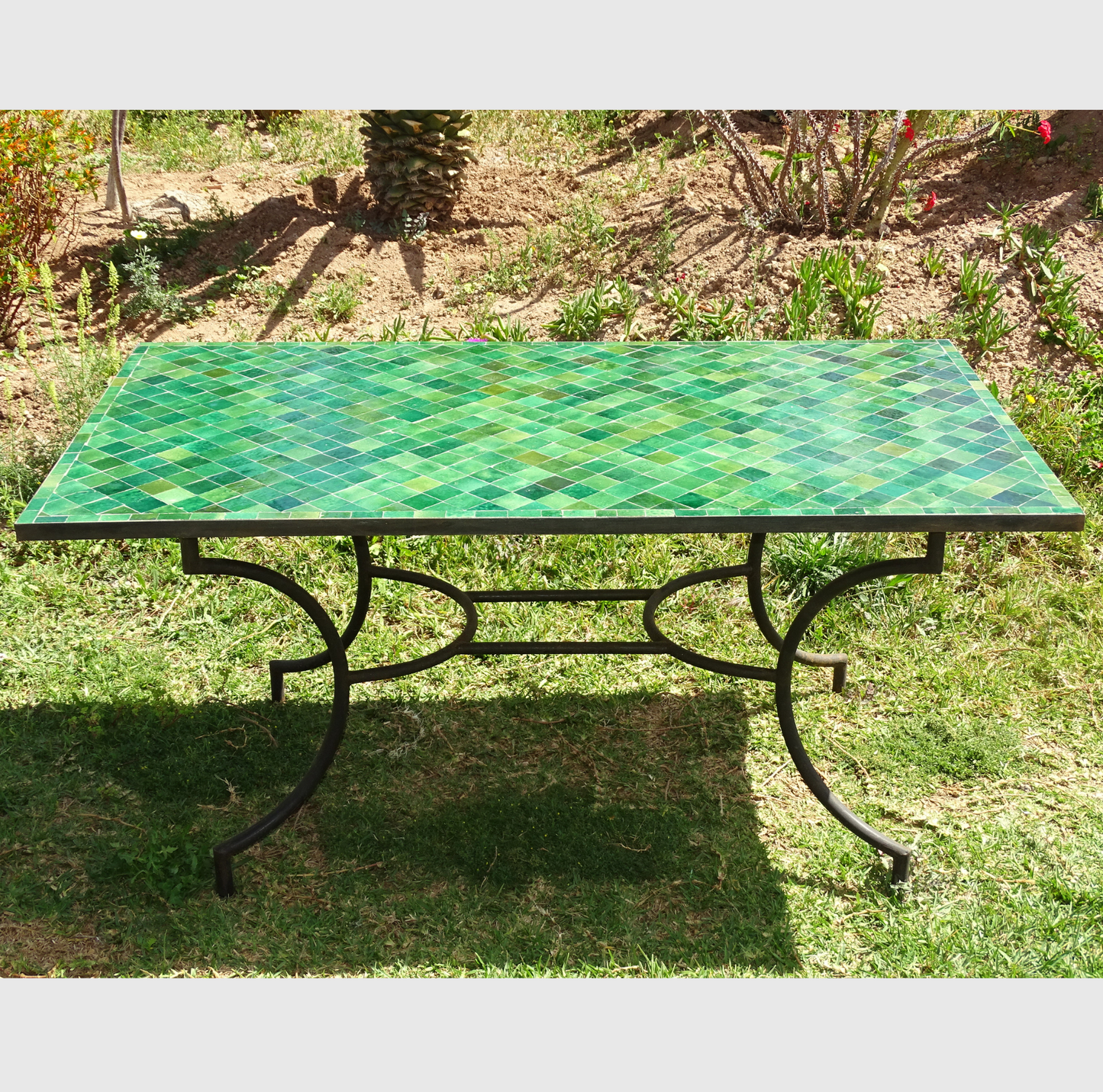 Table en zellige vert, 160x90 cm, mosaïque artisanale, piètement en fer forgé.