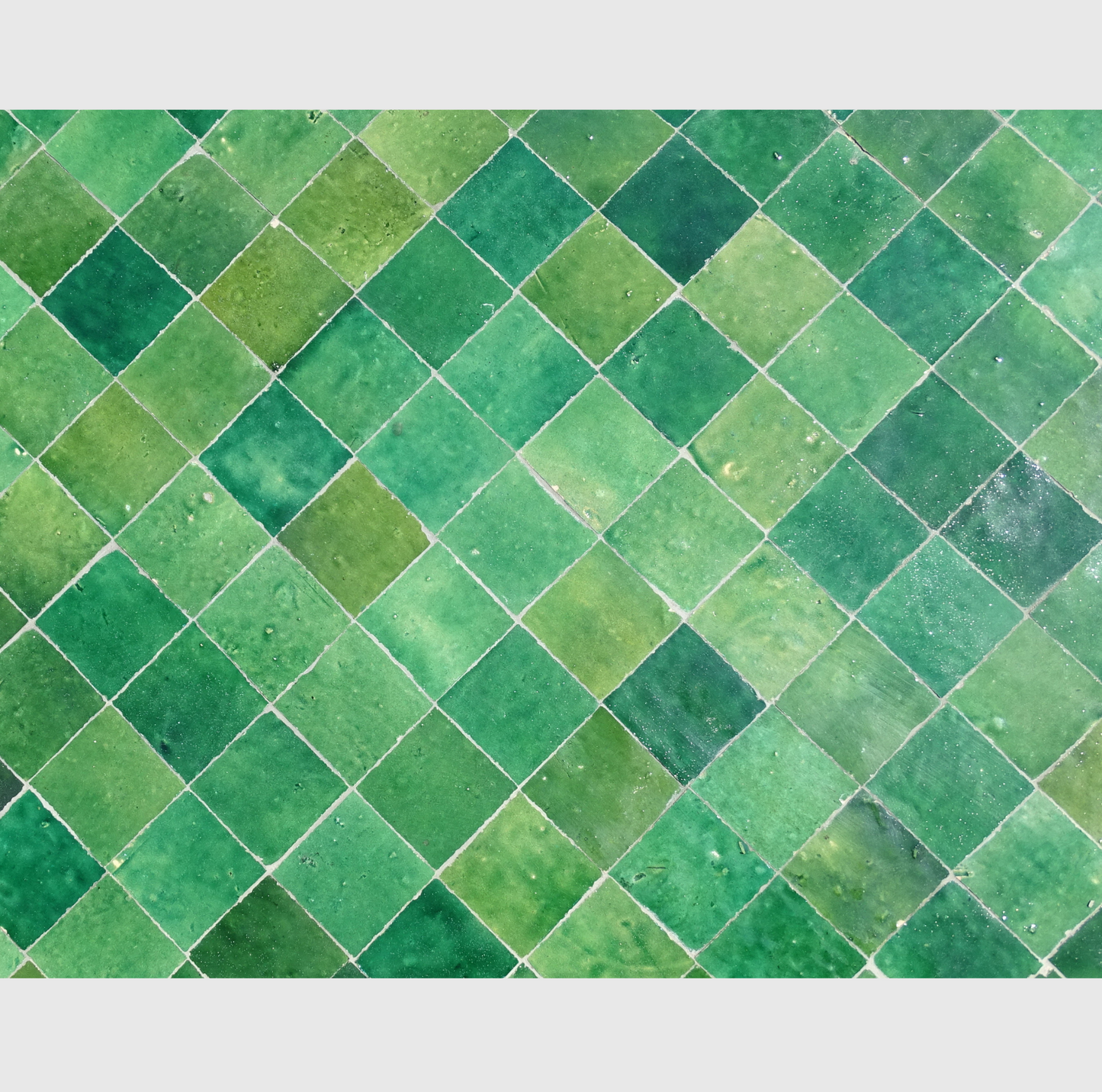 Table en zellige vert, 160x90 cm, mosaïque artisanale, piètement en fer forgé.