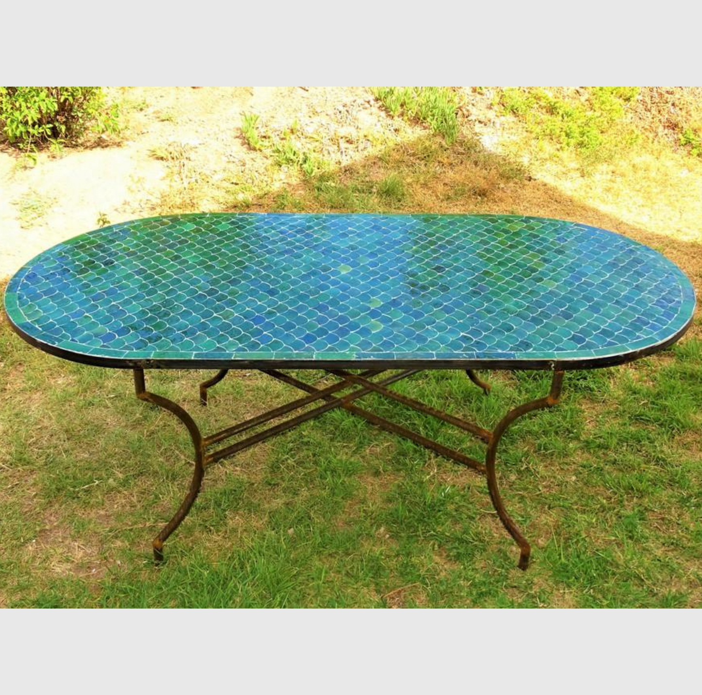 Table ovale en zellige écaille de toit vert, personnalisable, plateau artisanal, pieds en fer forgé, design unique pour intérieur raffiné.