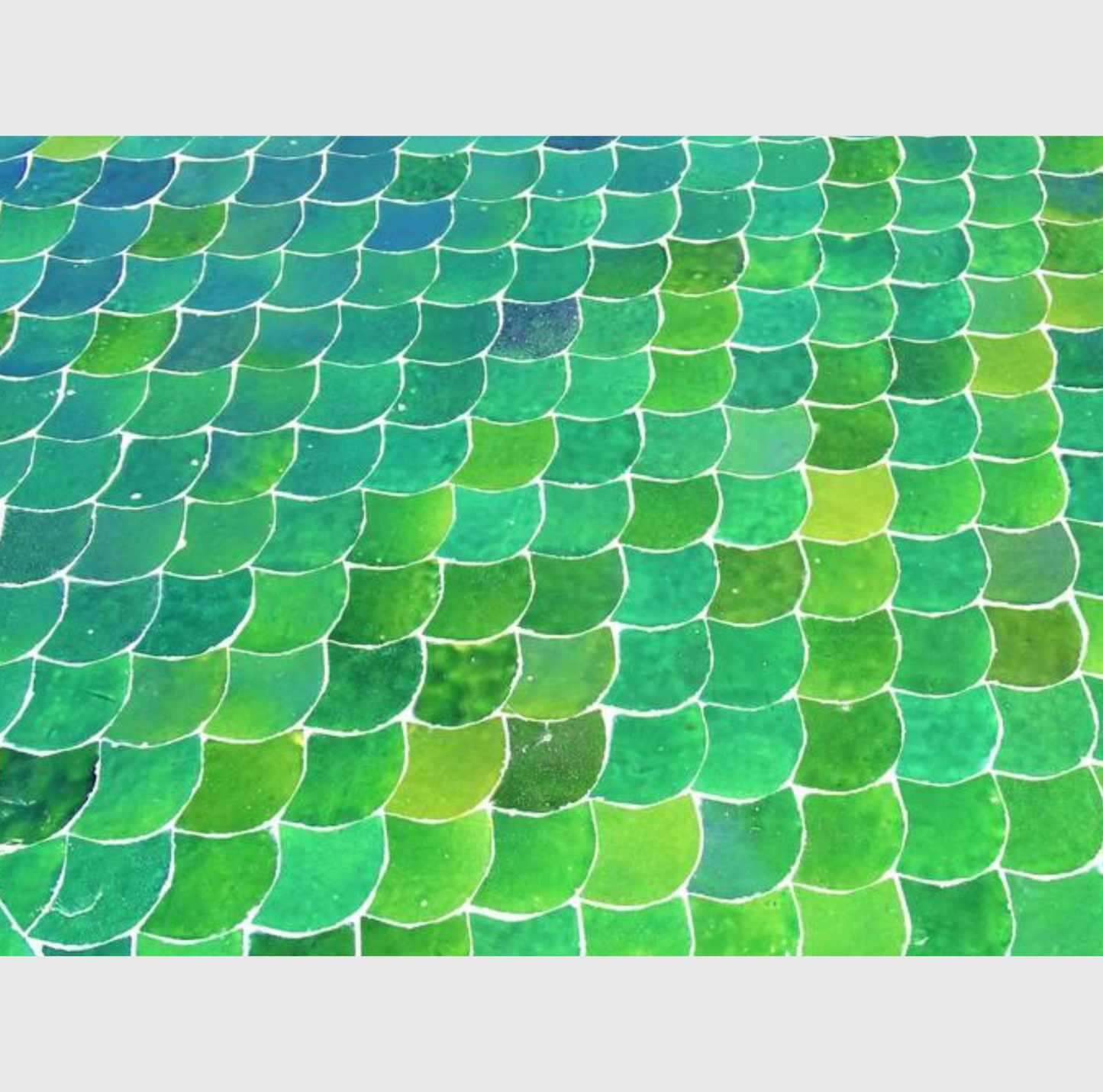 Table ovale en zellige écaille de toit vert, personnalisable, plateau artisanal, pieds en fer forgé, design unique pour intérieur raffiné.