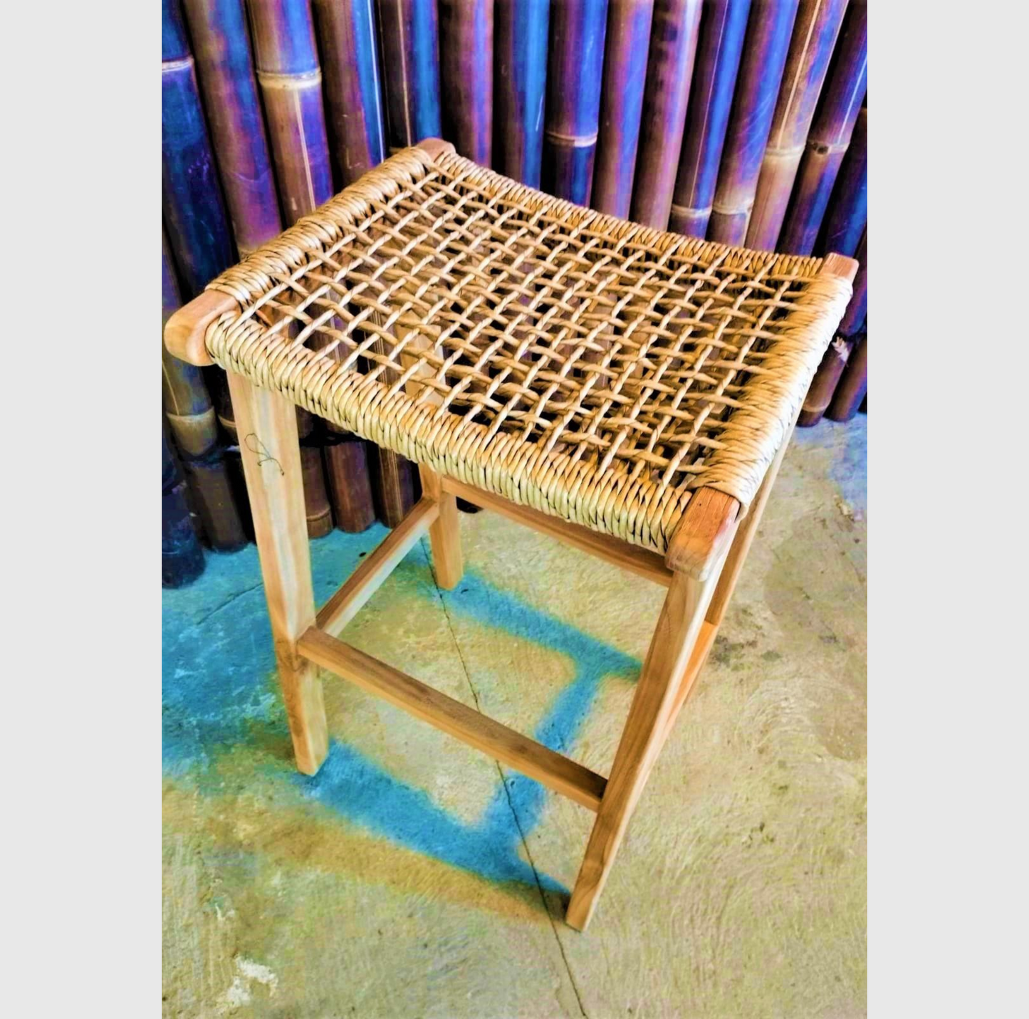 Tabouret haut teck avec assise en tressage synthétique