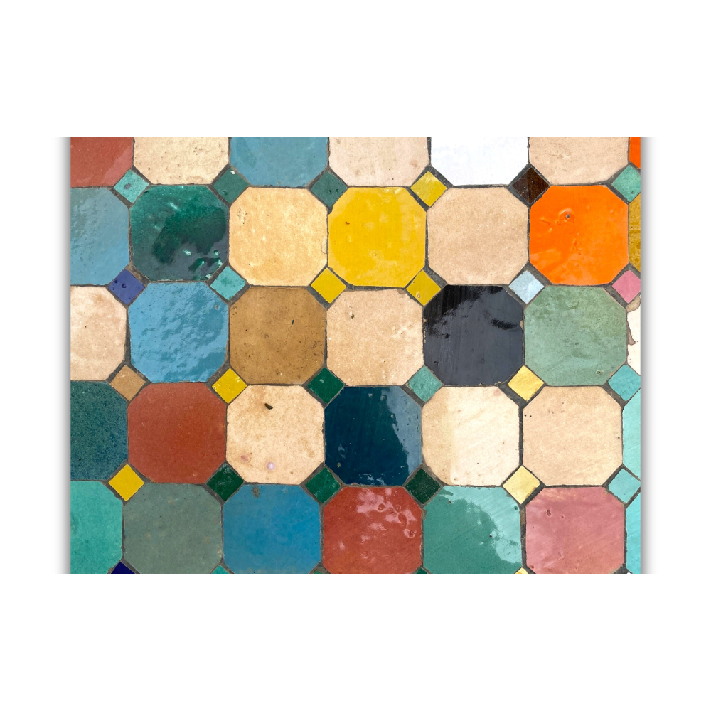 Table Ronde en Zellige Multicolore Ø100 cm | Table de Jardin Extérieure Design &amp; Pied en Fer Forgé Rouillé | Installation Incluse