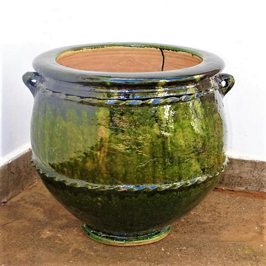 Grand pot en terre cuite émaillée verte, décoratif et moderne, idéal pour l'intérieur ou l'extérieur. Accueille plantes et petits arbres avec élégance.