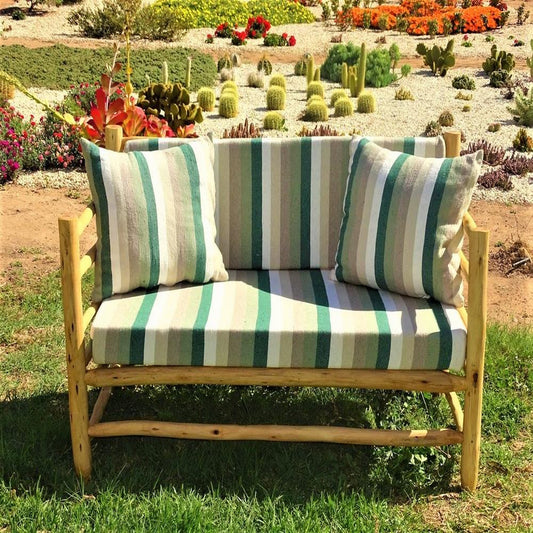banquette en bois d'eucalyptus, banquette en bois, mobilier en bois d'eucalyptus, banquette extérieure en eucalyptus, banquette de jardin en eucalyptus, banquette en eucalyptus naturel, banquette en bois pour terrasse, banquette en eucalyptus design, banquette en bois d'eucalyptus massif, banc en bois d'eucalyptus, banquette en bois d'eucalyptus avec coussins, banquette de jardin en bois d'eucalyptus, mobilier en eucalyptus pour extérieur, banquette en eucalyptus durable, banquette en bois pour extérieur.