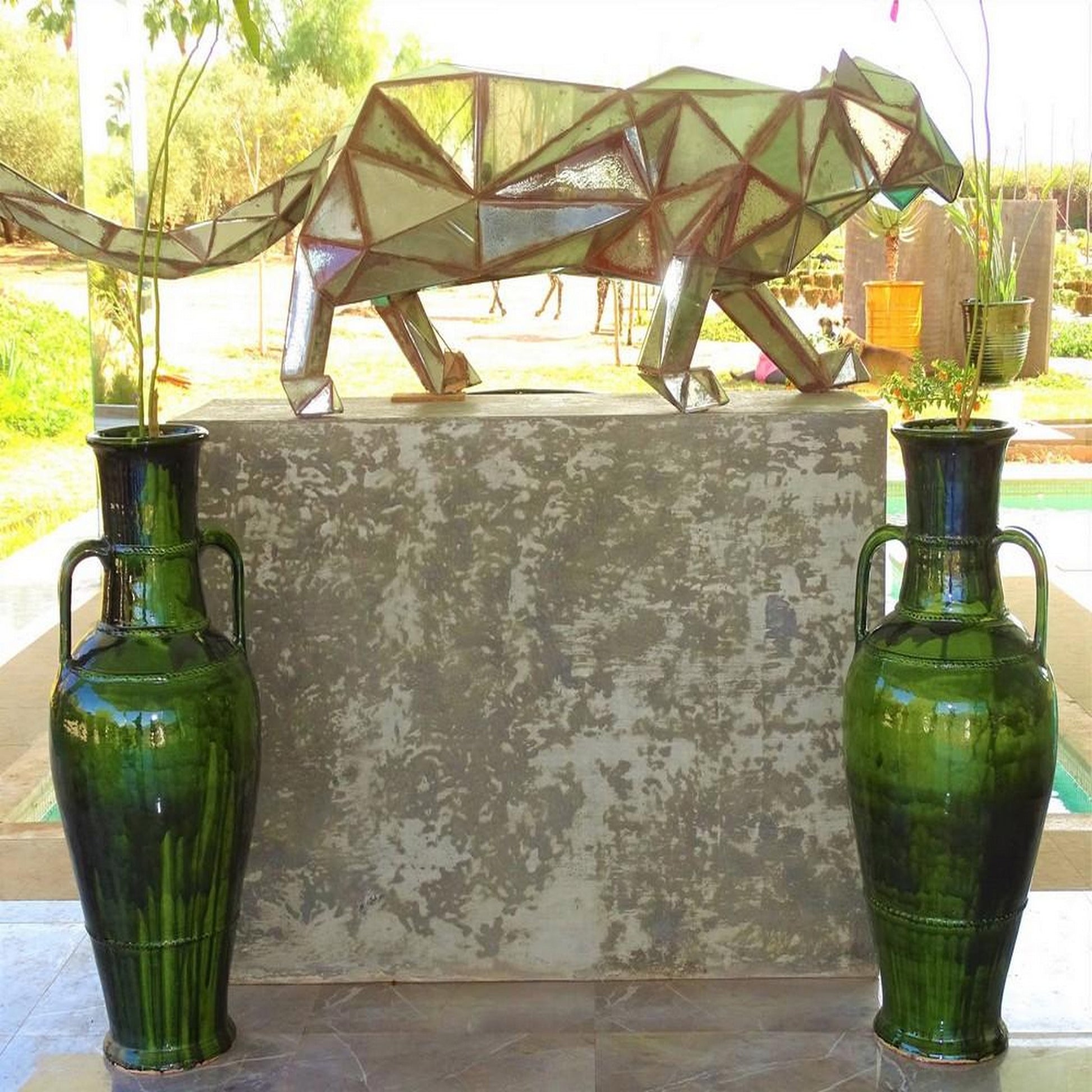 Vase en terre cuite émaillée vert – design inspiré de Tamgroute, finition brillante et grande hauteur pour une décoration majestueuse en intérieur ou extérieur.