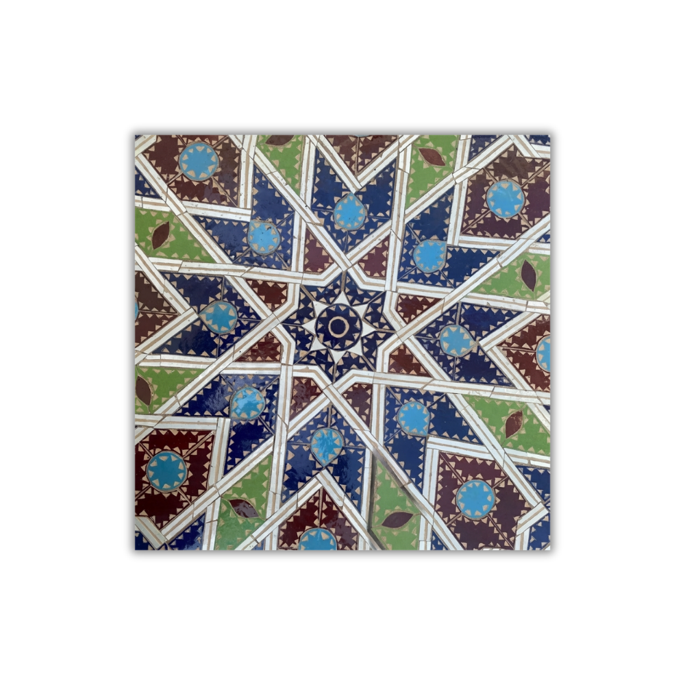 Table Ronde en Zellige Artisanale Motif Géométrique Multicolore Ø100 cm | Table de Jardin Extérieure Design &amp; Pied en Fer Forgé Rouillé | Installation Incluse