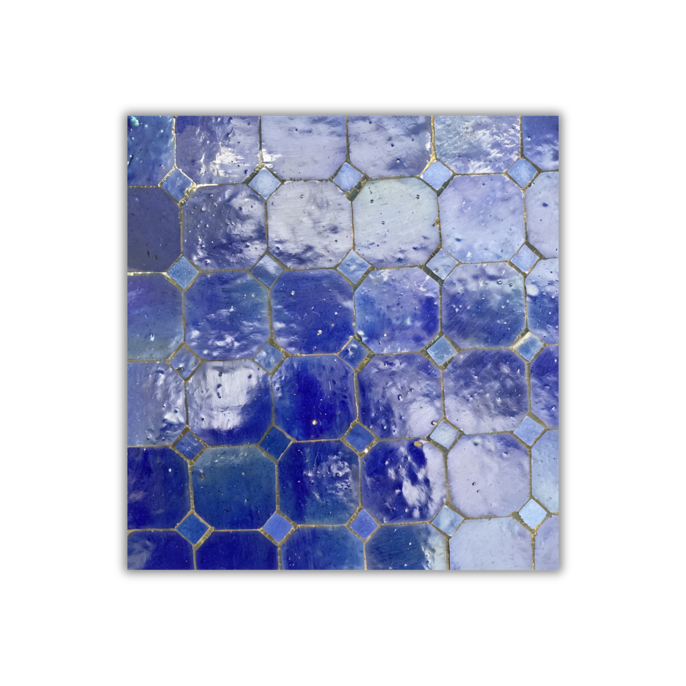 Table Ronde en Zellige Bleu Ø80 cm | Table de Jardin Extérieure Déclinée en 3 Hauteurs &amp; Pied en Fer Forgé Rouillé | Installation Incluse