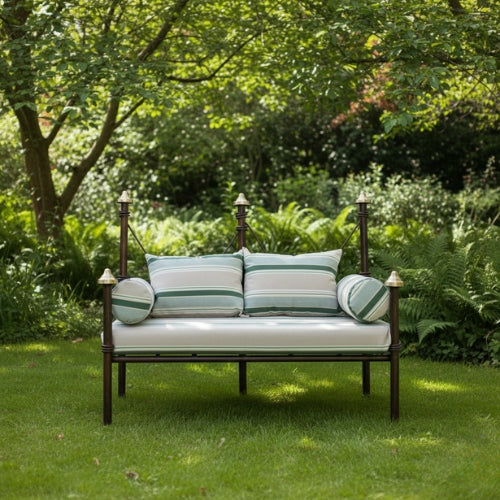 Banquette de Jardin en Fer Forgé avec Tissus Outdoor Vert et Blanc,salon de jardin en fer forgé avec coussins, salon de jardin en fer forgé style ancien, salon de jardin 4 places fer forgé avec banquettes, mobilier de jardin en fer forgé pour terrasse, salon extérieur en fer forgé et mosaïque.