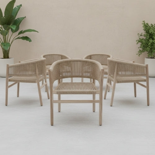 Chaise en teck massif NINA installée autour d'une table en teck dans une salle à manger, sur une terrasse ou dans un jardin