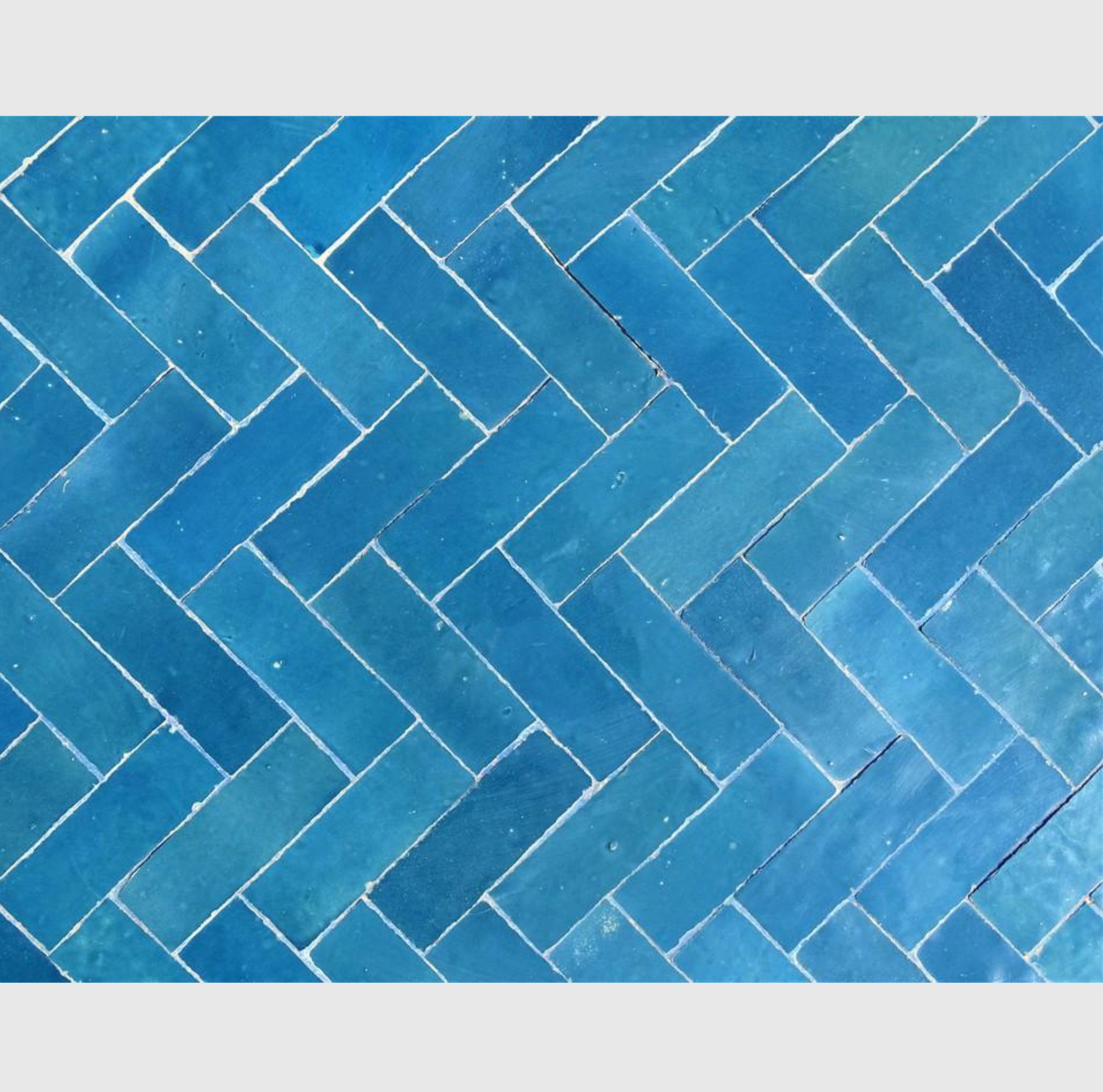 Table en Zellige Bleu Pétrole, 200x100 cm, carreaux 10x3 cm, résistante aux intempéries, pour extérieur, artisanale avec surface spacieuse idéale pour repas et détente.