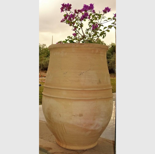 pot en terre cuite, pot de fleurs en terre cuite, poterie en terre cuite, jardinière en terre cuite, vase en terre cuite, bac en terre cuite, cache-pot en terre cuite, grand pot en terre cuite, pot en terre cuite extérieur, pot en terre cuite intérieur, pot en terre cuite artisanal, pot en terre cuite grand format,pot en terre cuite artisanal.