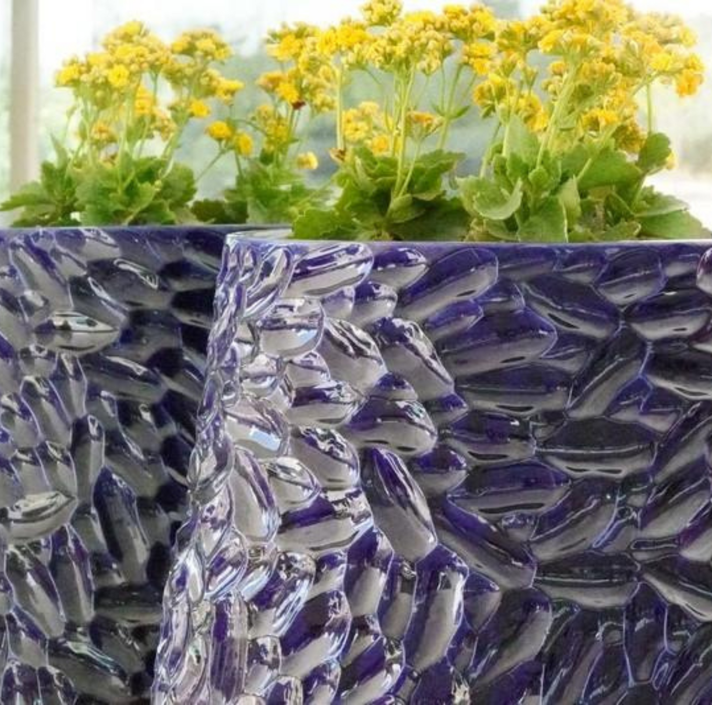 Pots en terre cuite émaillée mauve, disponibles en deux dimensions, idéals pour plantes, fleurs et compositions décoratives en intérieur et extérieur.