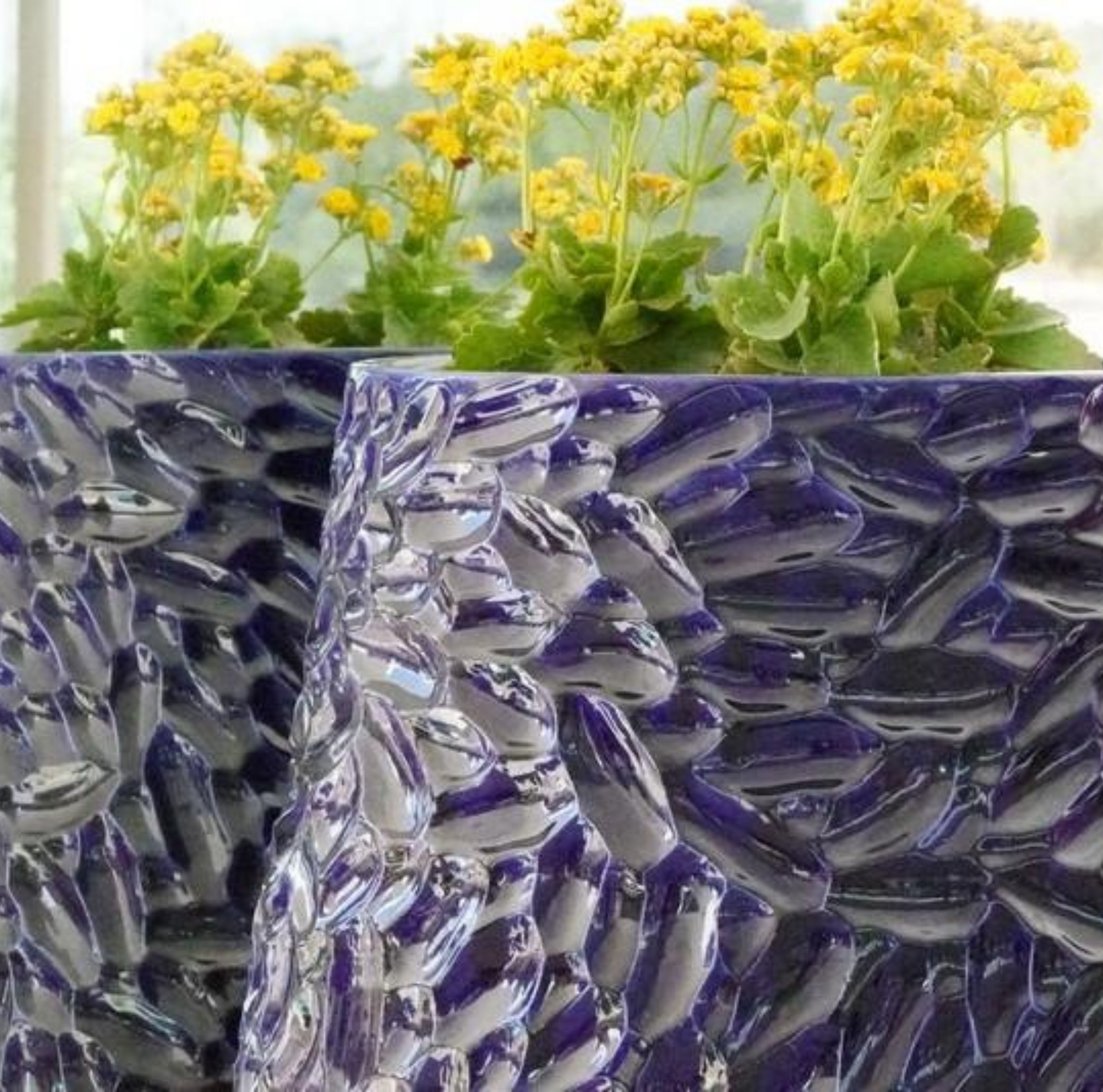 Pots en terre cuite émaillée mauve, disponibles en deux dimensions, idéals pour plantes, fleurs et compositions décoratives en intérieur et extérieur.