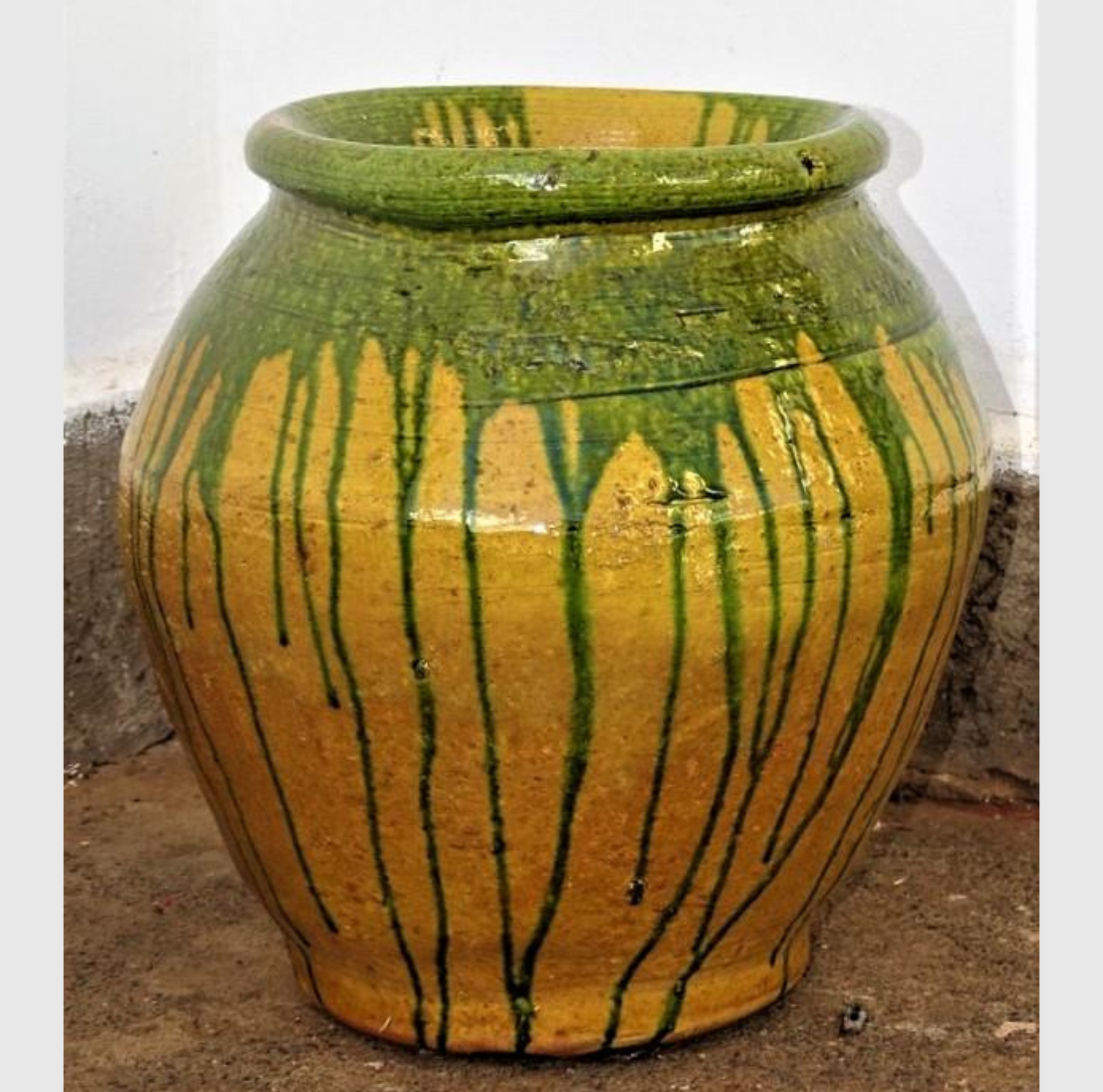Pot en terre cuite émaillée jaune safran avec coulures vertes, fait main, hauteur 40 cm, diamètre 40 cm, ouverture 25 cm, tourné et cuit artisanalement.