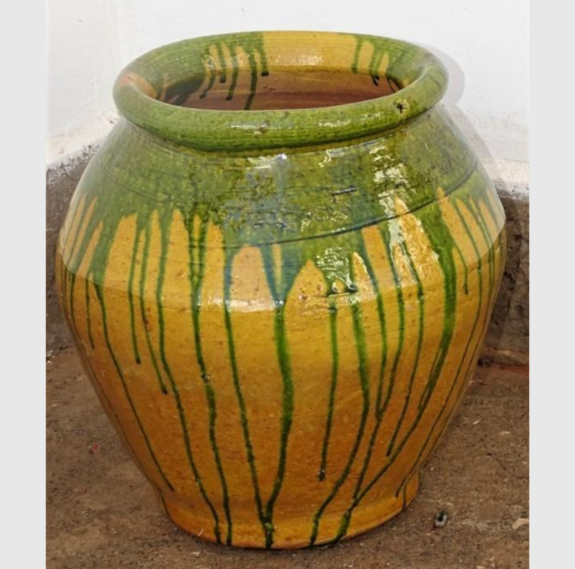 Pot en terre cuite émaillée jaune safran avec coulures vertes, fait main, hauteur 40 cm, diamètre 40 cm, ouverture 25 cm, tourné et cuit artisanalement.