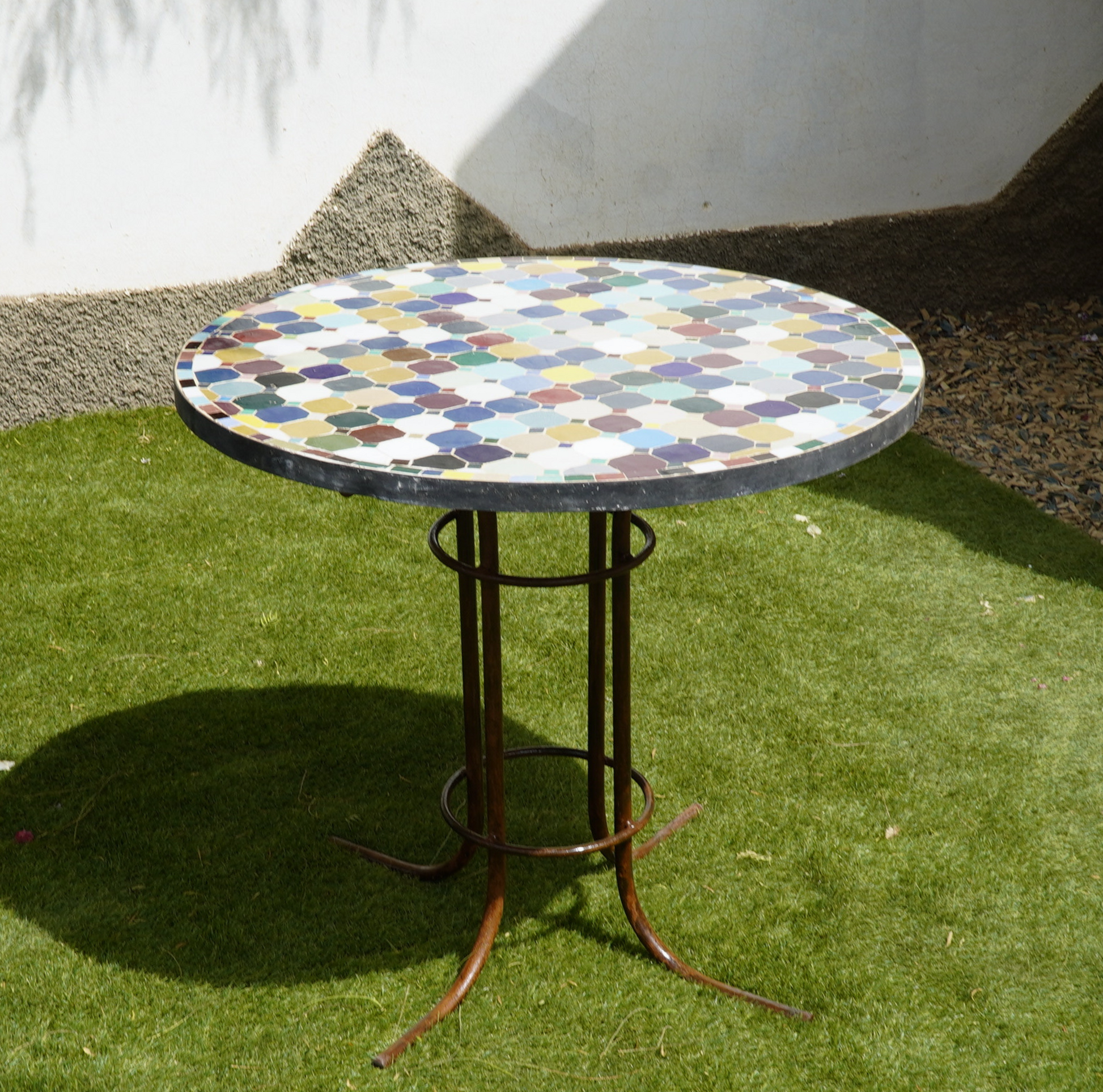 Table ronde en zellige multicolore, 120 cm, mosaïque artisanale unique, idéale pour repas et décoration intérieure vibrante.