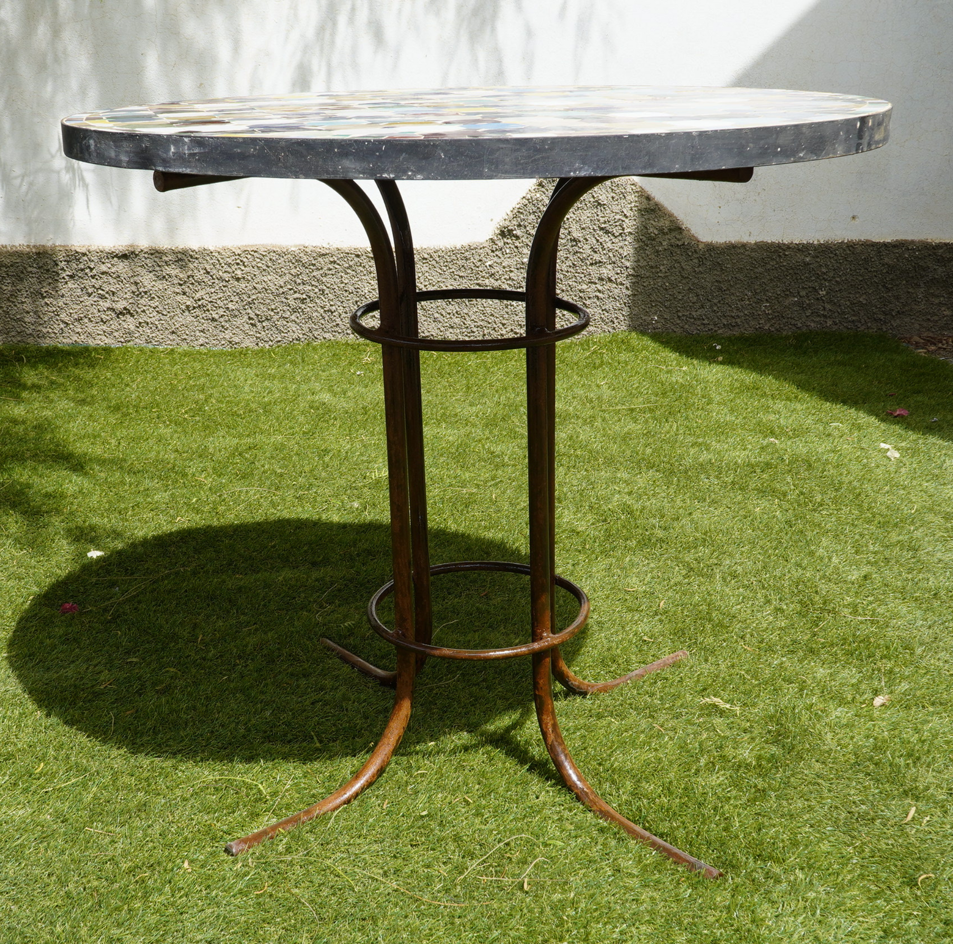 Table ronde en zellige multicolore, 120 cm, mosaïque artisanale unique, idéale pour repas et décoration intérieure vibrante.