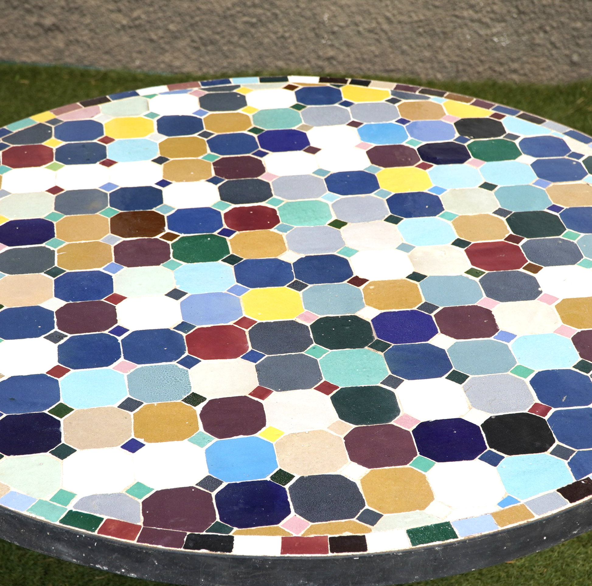 Table ronde en zellige multicolore, 120 cm, mosaïque artisanale unique, idéale pour repas et décoration intérieure vibrante.