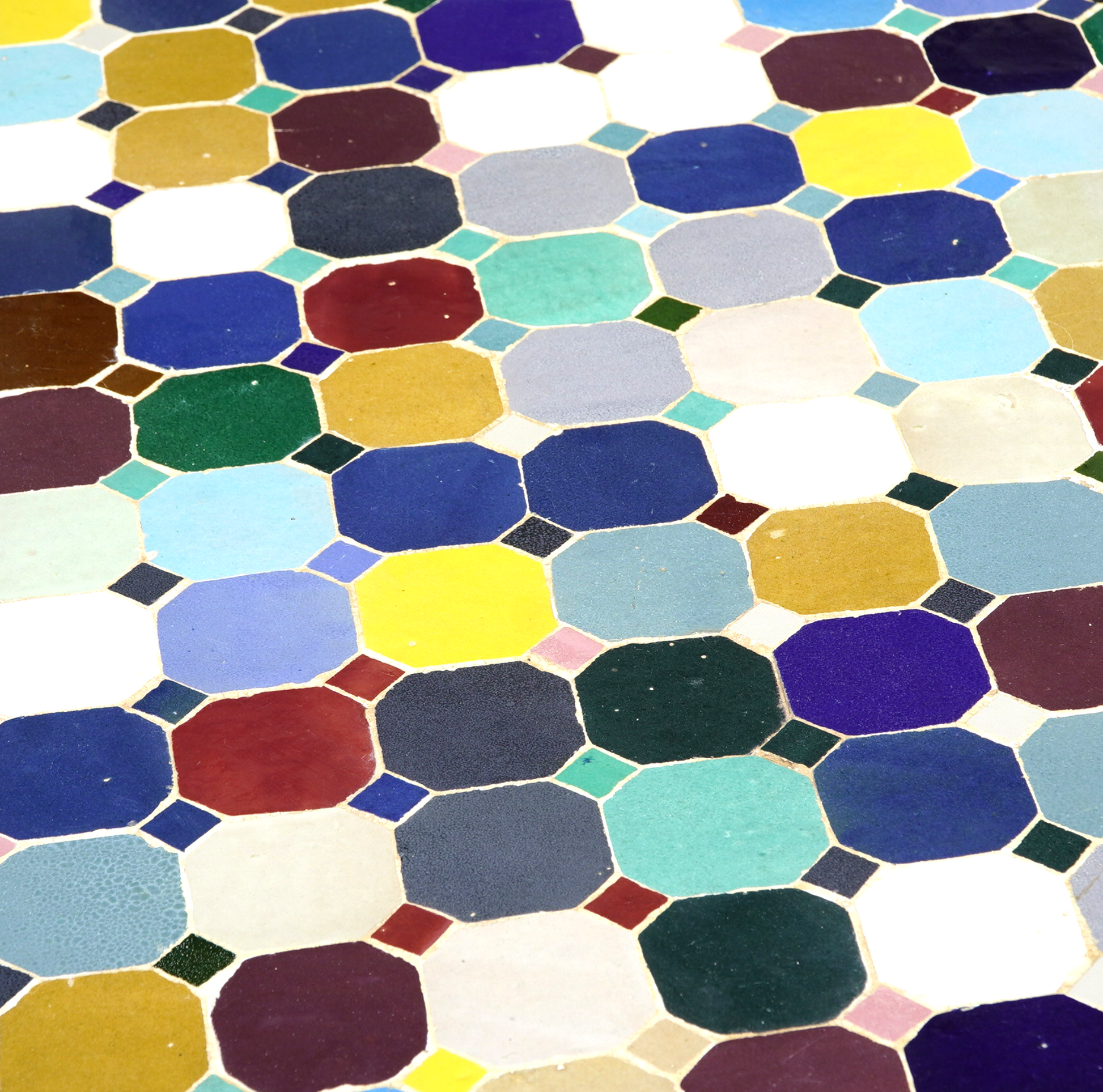 Table ronde en zellige multicolore, 120 cm, mosaïque artisanale unique, idéale pour repas et décoration intérieure vibrante.