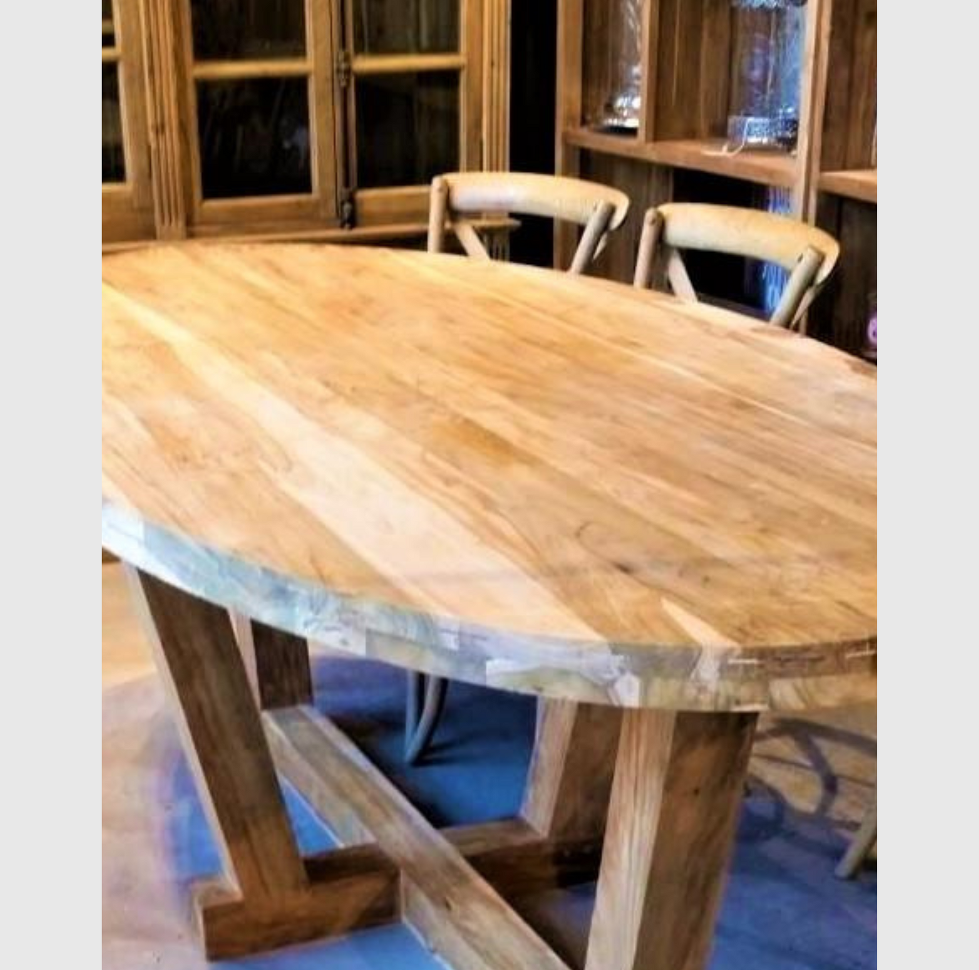 Table en teck ovale recyclé, disponible en 250x125 cm et 300x150 cm, idéale pour l'extérieur, résistante aux intempéries, élégante et durable.