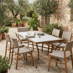 Table marocaine rectangulaire en zellige bordeaux et beige installée sur terrasse extérieure dans un jardin paysager