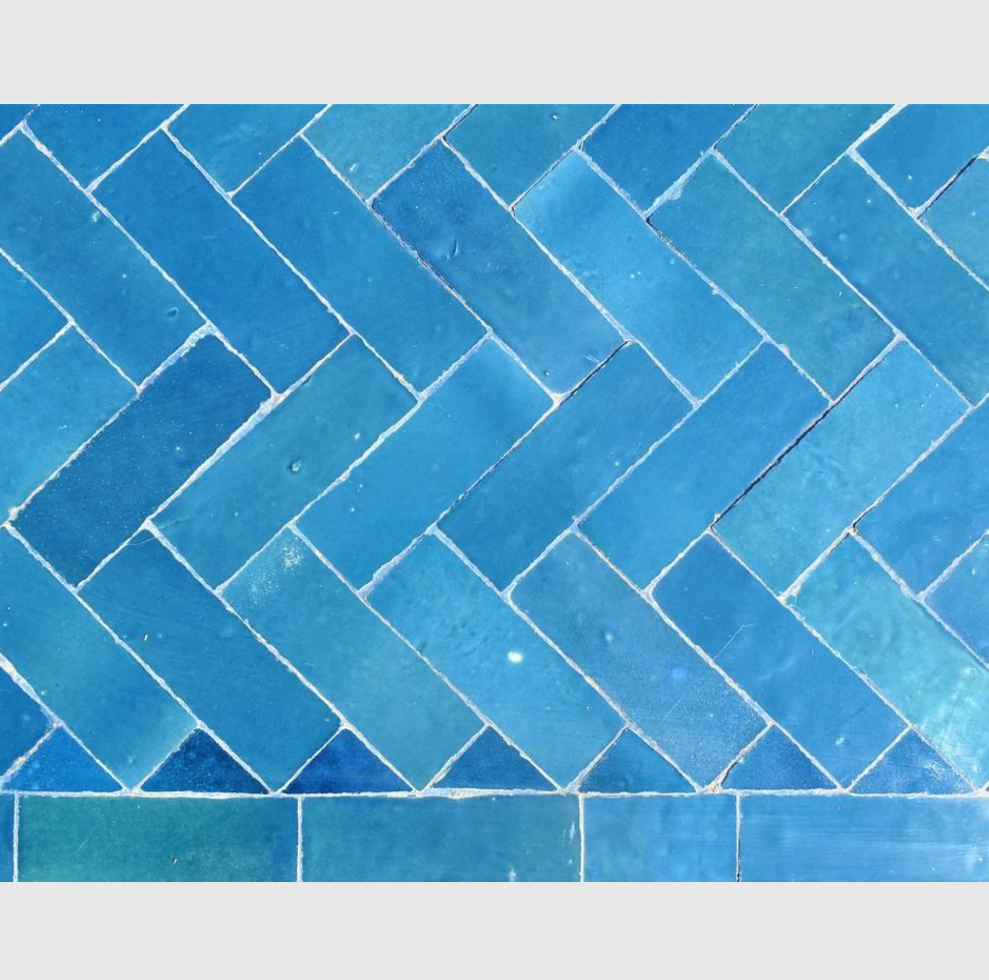 Table en Zellige Bleu Pétrole, 200x100 cm, carreaux 10x3 cm, résistante aux intempéries, pour extérieur, artisanale avec surface spacieuse idéale pour repas et détente.